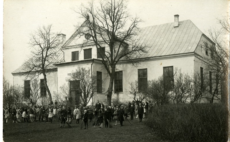 Audla algkooli õpilased hoovi koristamas