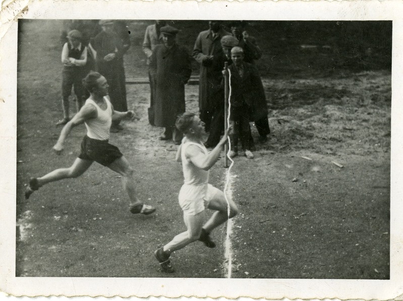 Heino Sepp 100 meetri finaaljooksu finišis Saaremaa esivõistlustel