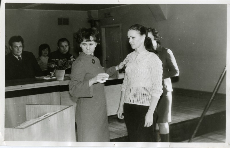 Sotsialistliku võistluse rinnamärgi üleandmine ettevõttes Varma