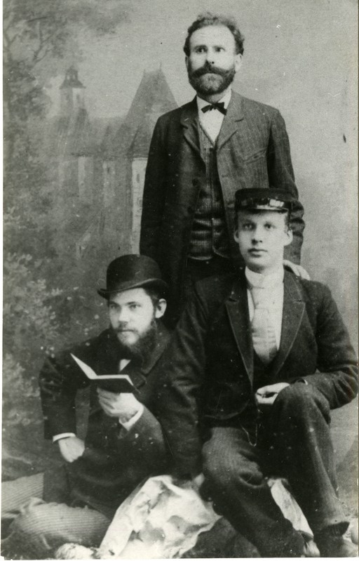 Grupp Kuressare linna kooliõpetajaid. Vasakult: Koel, Anton Lutsu, Meier.