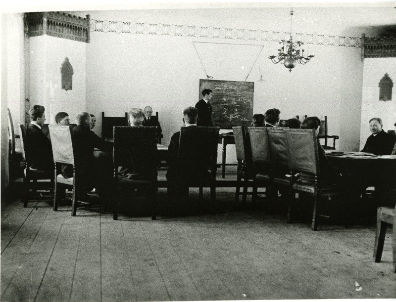 Taluraamatupidamise kursused Kuressaares maanõukogu koosolekusaalis. Lektor Paul Kind. 1929. a.