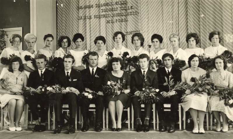 Kingissepa Töölisnoorte Keskkooli lõpetajad ja klassijuhataja Helve Kaju 1965.a.