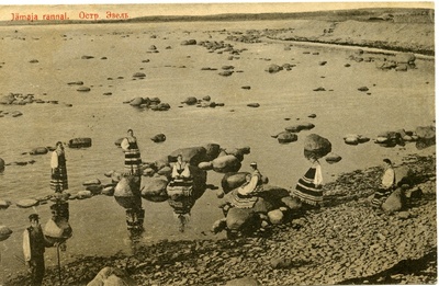 Jämaja naised rannas  duplicate photo
