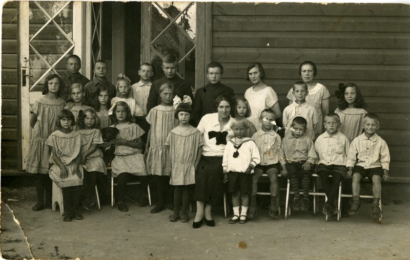 Grupp Kuressaare (?) lastekodu kasvandikke u. 1925. a.