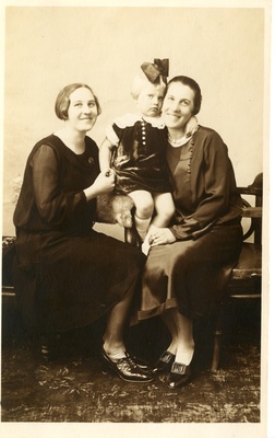 Neonilla Üksti-Igge, Lydia Üksti-Pint ja Ethel Pint  similar photo