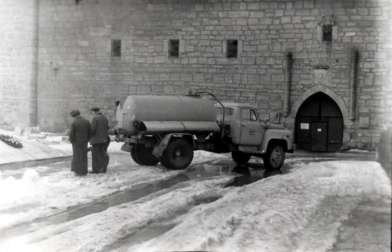 Enne V. Nikolajeva-Tereškova külaskäiku muuseumisse, kommunaalettevõtete kombinaadi töölised tühjendasid veelompe Lossihoovis