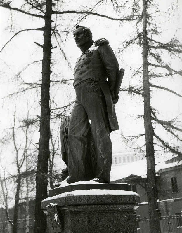 Fabian Gottlieb Bellingshauseni monument Kroonlinnas.