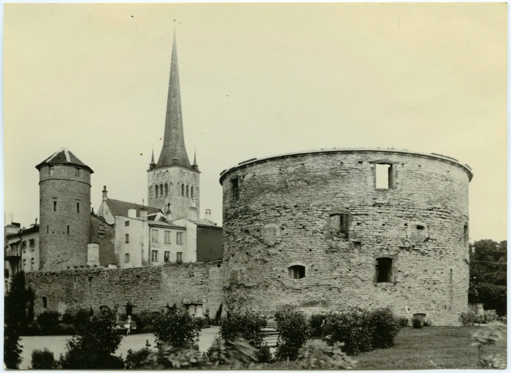Tallinn, Paks Margareeta ida poolt.
