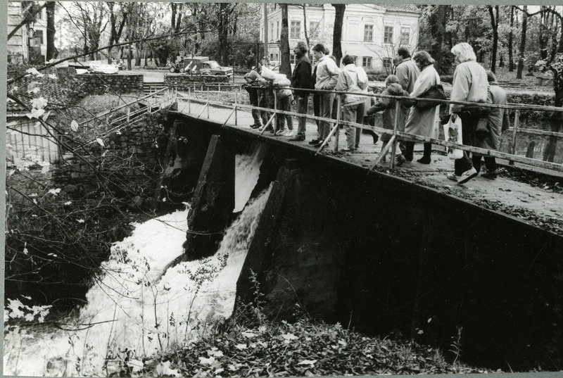 Saaremaa Muuseumi töötajate ekskursioon Lätti 1990: osavõtjad Kuldiga endise vesiveski tammil.