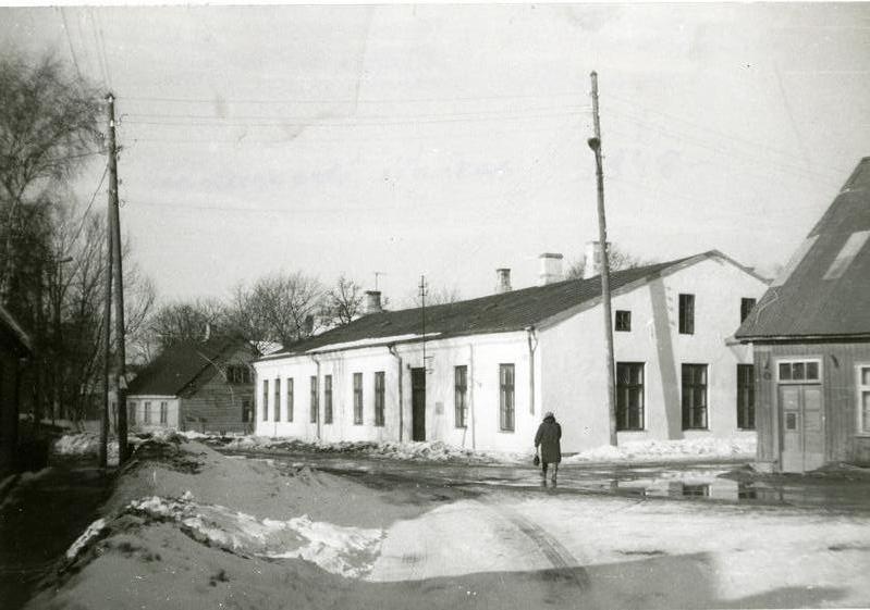 Kuressaare linn: Kuressaare Eesti Seltsi esimesed üüriruumid, hiljem Linnakool ja Kuressaare Merekool.