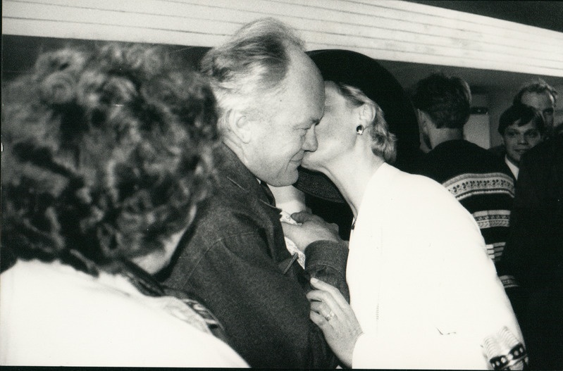 President Lennart Meri külaskäik Saaremaale1995.a.: Helle Meri tänamas Jüri Lingi.