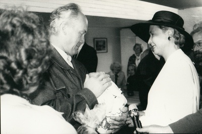 President Lennart Meri külaskäik Saaremaale1995.a.: Jüri Ling Helle Merile Koguvas omajahvatatud jahu üle andmas.  similar photo