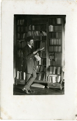 Johannes Aavik oma toas  Sepa t. 9 (praegune Vallimaa t. 7) raamaturiiuli juures.  duplicate photo
