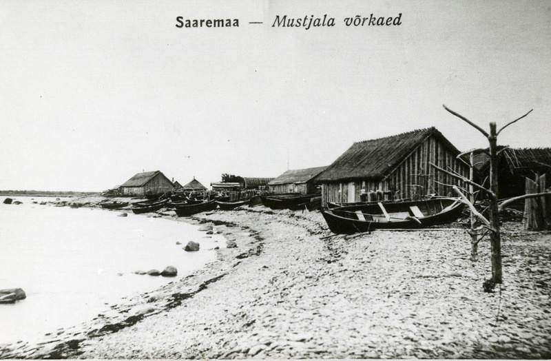 Võrgumajad, võrkaiad ja paadid Panga rannas. 1930. aastate II pool.