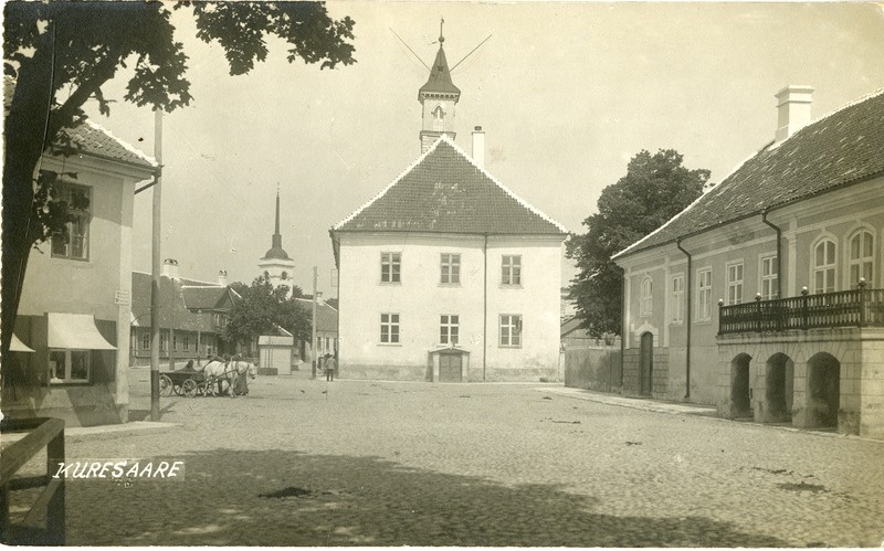 Kuressaare linn. Kesklinn, vaade Lossi tänavalt raekoja otsafassaadile.