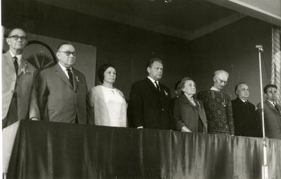 Kingissepa V. Kingissepa nim. Keskkooli 50. aastapäeva tähistamine 1969. a. : vaade presiidiumile.  duplicate photo