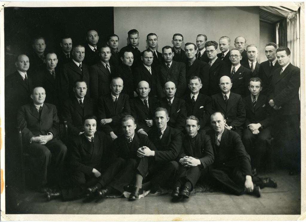Kuressaare Tööstuskekkooli õpilased ja õpetajad 1943. aastal