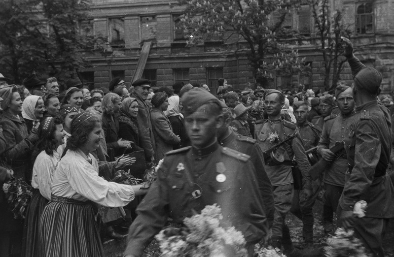 Eesti Korpus defileerib Tallinna Võidu väljakul.