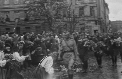 Eesti Korpus defileerib Tallinna Võidu väljakul.  similar photo