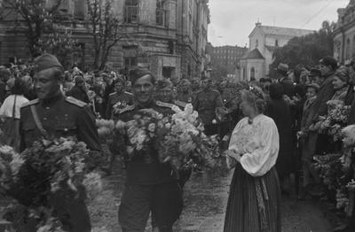 Eesti Korpus defileerib Tallinna Võidu väljakul.  similar photo