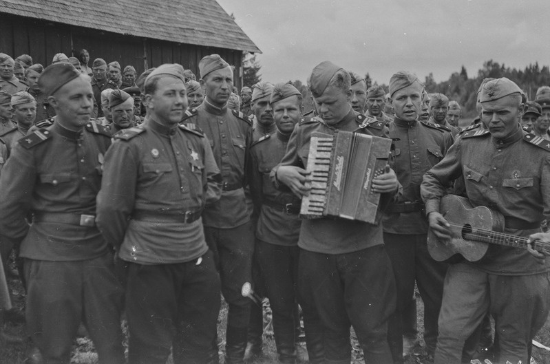8. Eesti Laskurkorpus tagasiteel kodumaale. Sõjaväelasete vastuvõtt Kernus. Polkovnik Feldmani väeüksuse ansambel esinemas