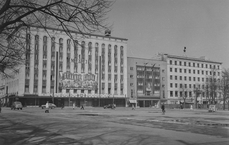 Tallinn, hoone Võidu väljakul (Vabaduse väljak) dekoreeritud 1. mai puhul