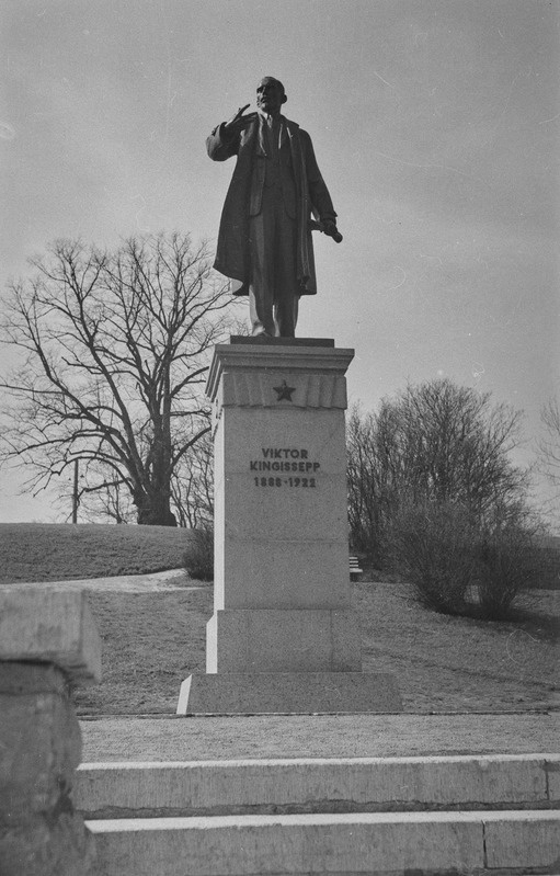 Tallinn, Stalingradi väljak (Tornide väljak), Mihhail Kalinini mälestussammas