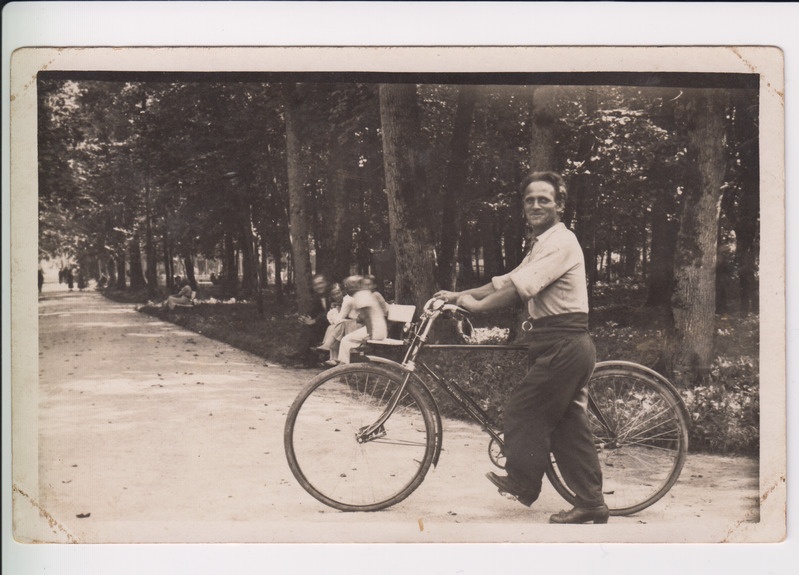 Põltsamaa, Johannes Sulg jalgrattaga pargis