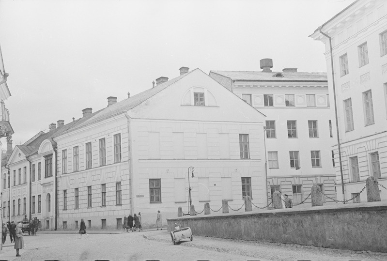 Tartu Riikliku Ülikooli Marksismi-leninismi kateeder V. Kingissepa (Jakobi tn.) ja Ülikooli tänava nurgal