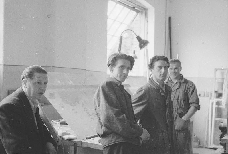 Järvakandi tehas - laiatarbetsehhi juhataja koos kunstnikega, kes valmistavad Moskva põllumajandus näituseks klaasist ENSVL kaarti