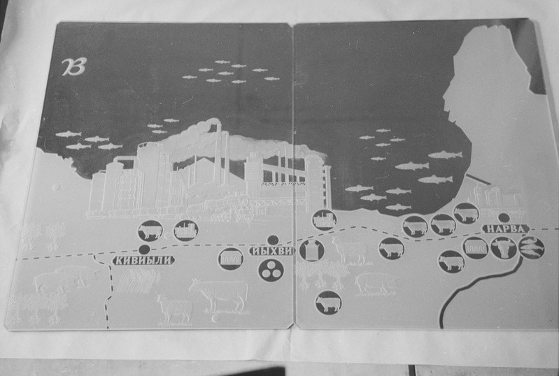 Järvakandi tehas - laiatarbetsehhi juhataja koos kunstnikega, kes valmistavad Moskva põllumajandus näituseks klaasist ENSVL kaarti
