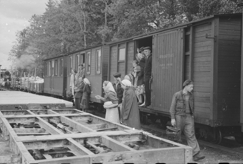 Järvakandi tehase poolt korraldatud rongiühendus Eidaperes elavatele töötajatele. Rong väljumas tehase juurest.