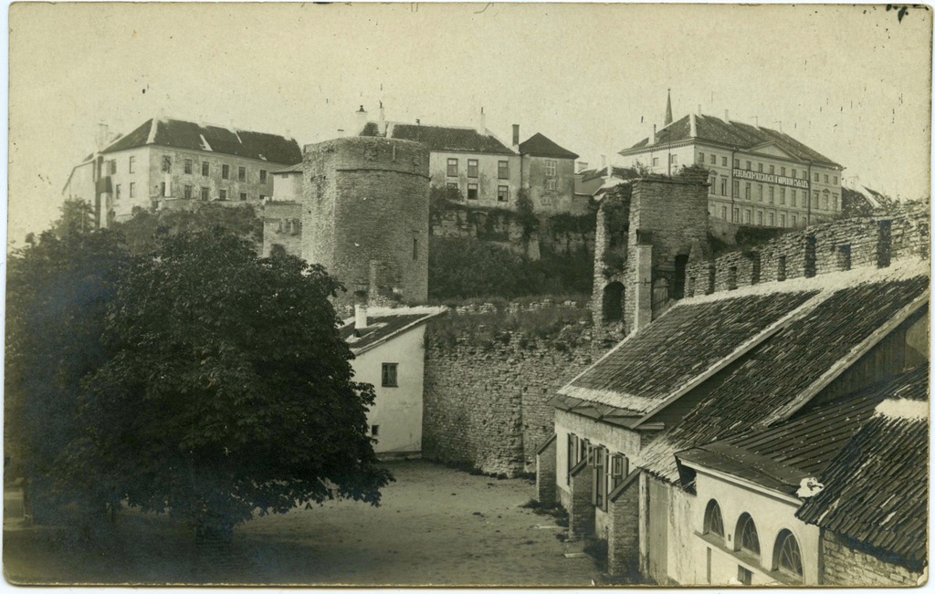 Tallinn, vaade Toompeale ja linnamüürile gümnaasiumi hoovist, ees Köstritorn ja Saunatorn.