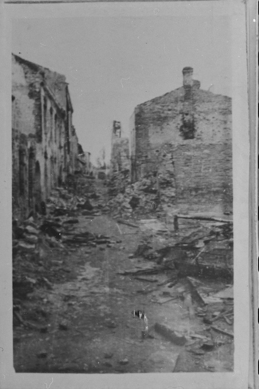 Narva sõjapurustused. Vaade piki Helsingi tänavat Raekoja platsi suunas