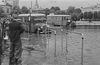 Pärast suurt vihmasadu vaade Viru väljakule.  duplicate photo