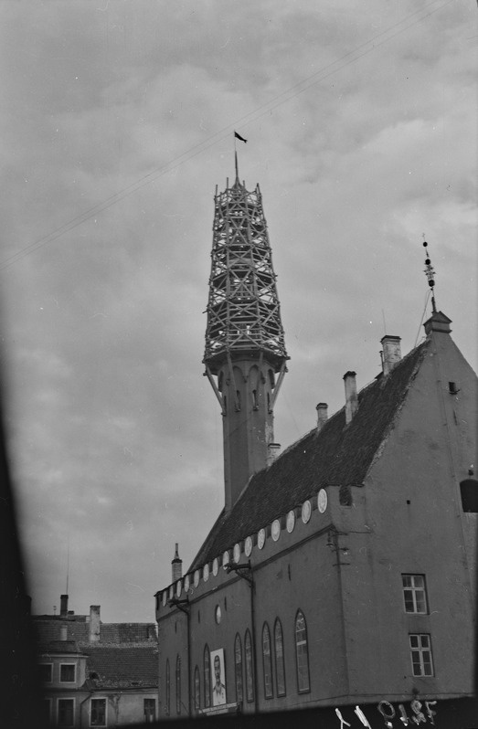 Tallinna Raekoja torni renessanss stiilis kiivri taastamine. Vaade Raekoja platsi poolt.
