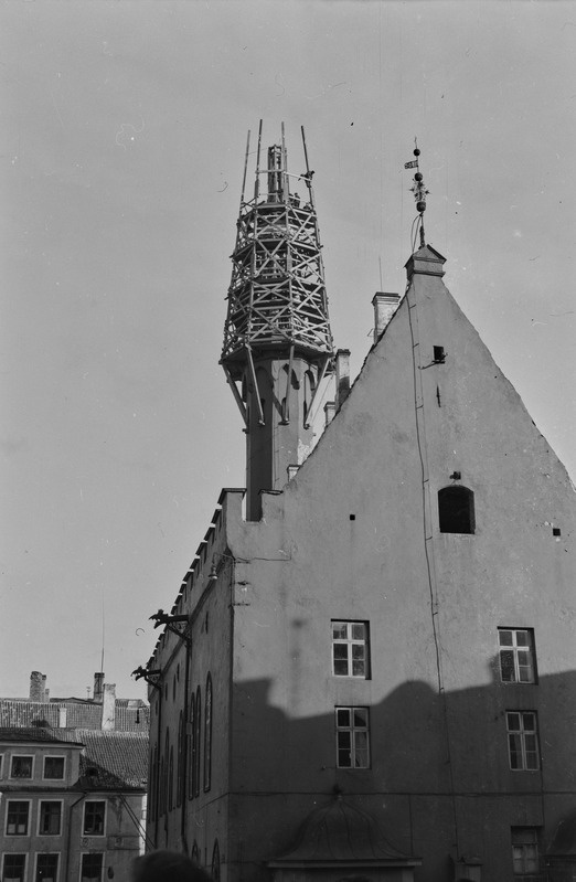 Tallinna Raekoja torni renessanss stiilis kiivri taastamine. Vaade Raekoja platsi poolt.