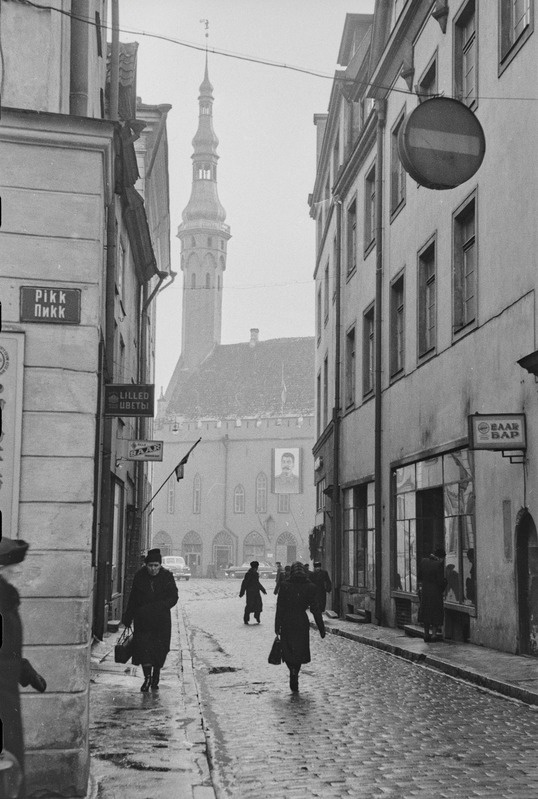 Lein Tallinnas Stalini surma puhul. Dekoreeritud hooned. Vaade Pikalt tänavalt Mündi tänavale ja Raekoja platsile.