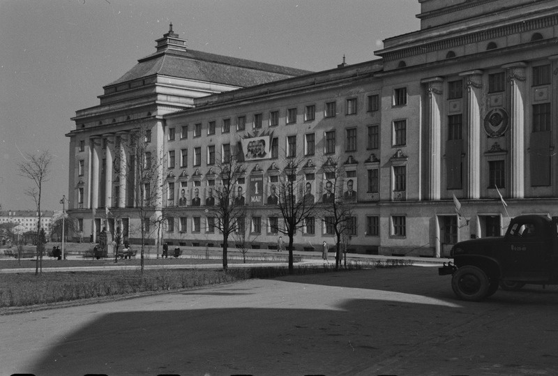 Töörahva püha 1. mail 1953. a-l. Pidulikult dekoreeritud Estonia teater.