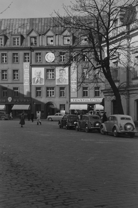 Töörahva püha 1. mail 1953. a-l. Dekoreeritud hoone Suur-Karja tänaval.