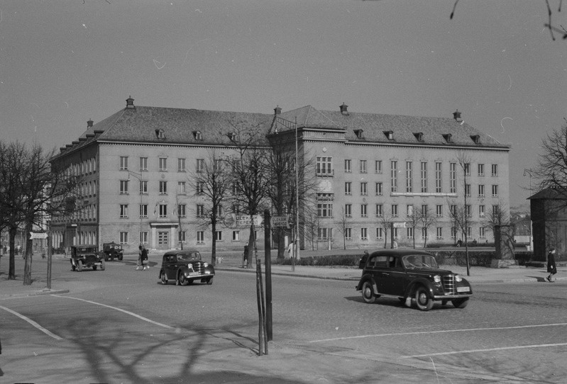 Töörahva püha 1. mail 1953. a-l. Dekoreeritud Eesti NSV Teaduste Akadeemia hoone Estonia pst.
