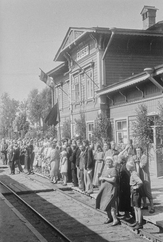 Eesti NSV Riigivolikogu delegatsiooni saabumine Moskvast. Töötajad Püssi jaama ees tervitamas saabuvat delegatsiooni.