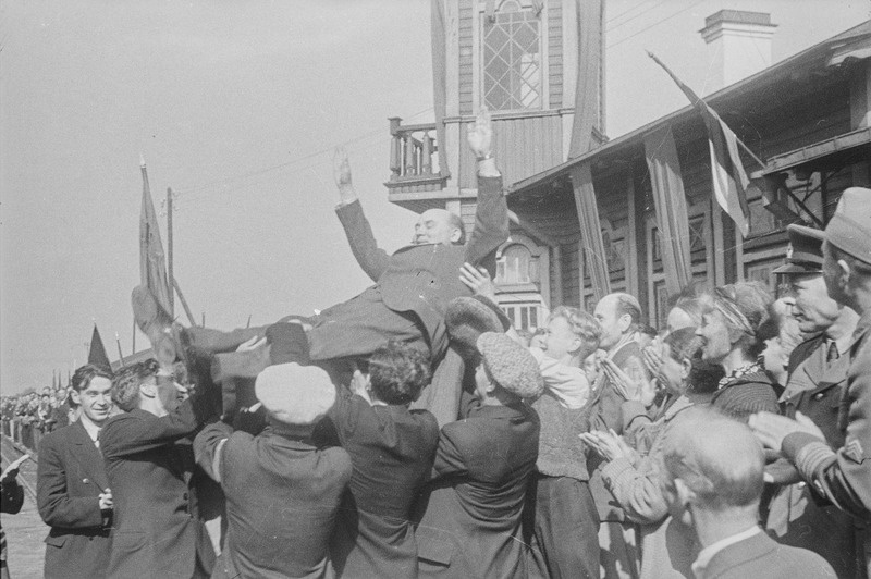 Eesti NSV Riigivolikogu delegatsiooni saabumine Moskvast. Töötajad Narva jaama ees tervitamas saabuvat delegatsiooni.