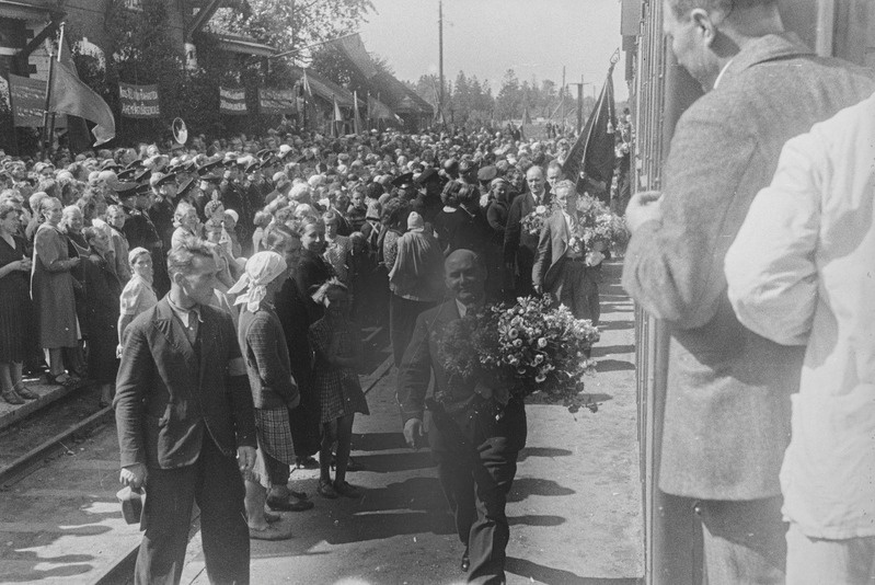 Eesti NSV Riigivolikogu delegatsiooni saabumine Moskvast. Töötajad Tapa jaama ees tervitamas saabuvat delegatsiooni.