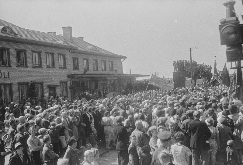 Eesti NSV Riigivolikogu delegatsiooni saabumine Moskvast. Töötajad Kiviõli jaama ees tervitamas saabuvat delegatsiooni.