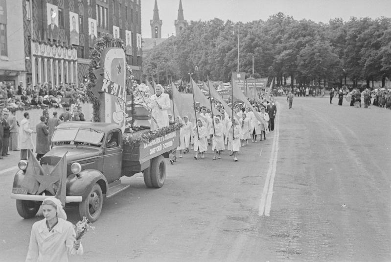 Töötajate demonstratsioon Eesti NSV 10. Aastapäeva puhul Võidu (Vabaduse) väljakul.