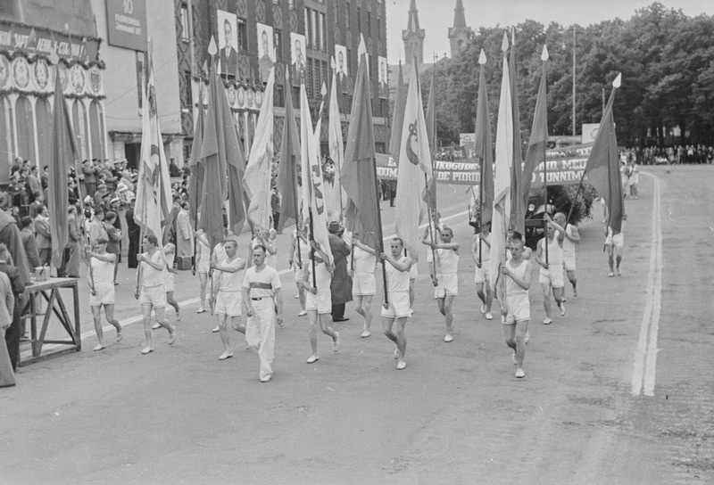 Töötajate demonstratsioon Eesti NSV 10. Aastapäeva puhul Võidu (Vabaduse) väljakul.