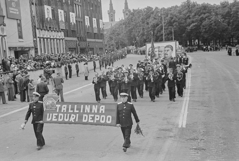 Töötajate demonstratsioon Eesti NSV 10. Aastapäeva puhul Võidu (Vabaduse) väljakul.