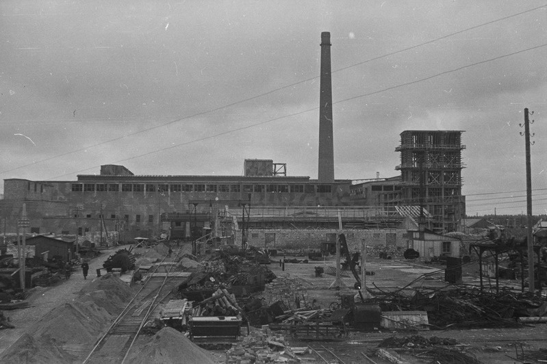 Eesti põlevkivibasseinis. Tööstuse välisvaade.