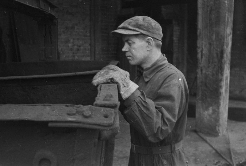 Eesti põlevkivibasseinis. Tööstuse välisvaade.